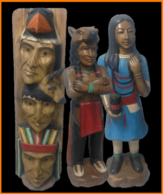 Træ udskårne totempæle, indianere og cowboyer i forskellige størrelser til dekoration.